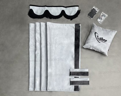 ACTIE! set zijgordijnen licht grijs SP16 met zwart prit rant T1+ raamband type 1. Labro tas of sierkussen naar keuze