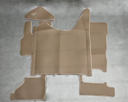 Actie set ! 4 delig set tunnelhoes met vloermatten (KLAPSTOEL) en  stuurkolom geschikt voor DAF XG/XG+, volledig glad lederlook bruin L 24, logo optioneel.