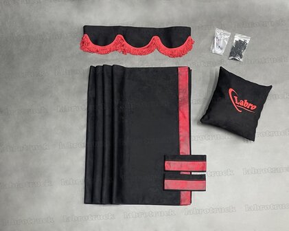 ACTIE! Set zijgordijnen zwart SP1 met rood prit rant T9 + zwarte raamband type 1. Labro tas of sierkussen naar keuze