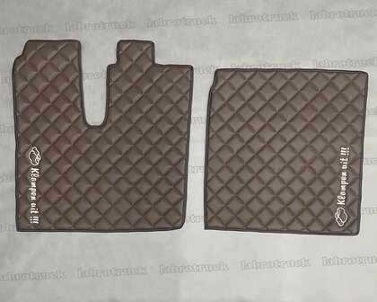 💥OP is OP! Set vloermatten met cappuccino logo  geschikt voor MAN TGX 2014/2017 vierkantjes doorgestikt lederlook Mokka P25.
