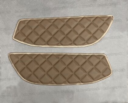 Set doorgestikt deurpanelen geschikt voor DAF New gen XG, XF, XD  lederlook chocobruin L24. met zelfklevende achterzijde.(met lichtbruine rand)