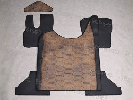 SALE! 4-delige set tunnelhoes, vloermatten (VASTE STOEL) en stuurkolomhoes voor DAF XG/XG+ in gladde zwarte lederlook L1 met groot horizontaal PRIT-patroon in chocoladebruin T24. Logo optioneel.