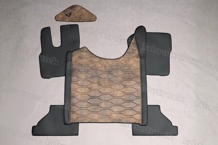 SALE! 4-delige set tunnelhoes, vloermatten (VASTE STOEL) en stuurkolomhoes voor DAF XG/XG+ in gladde zwarte lederlook L1 met groot horizontaal PRIT-patroon in chocoladebruin T24. Logo optioneel.