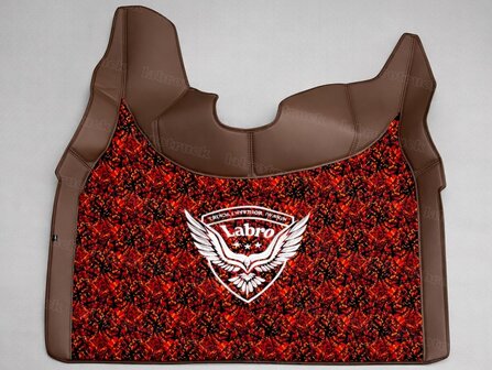 OP VOORRAAD &ndash; ACTIEPRIJS ✅ Tunnelhoes geschikt voor VOLVO FH 5/FH AERO/FH4, zijkanten chocoladebruin L21 met deens pluche rood in het midden en witte logo.