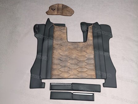 SALE! 6-delige set tunnelhoes, vloermatten (KLAPSTOEL), stuurkolomhoes en onder de stoel covers voor SCANIA R next. gen.  in gladde zwarte lederlook L1 met groot horizontaal PRIT-patroon in chocoladebruin T24. Met chocoladebruin stiksels. Logo optioneel.