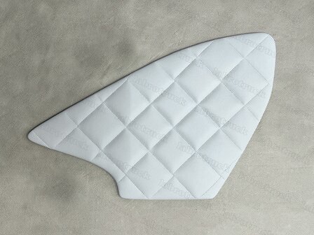 SALE ! Dashboardplankje voor opbergbakje (kijk foto's) geschikt voor Mercedes Actros MP4,5 BREDE CABINE LABRO SERIE, kleur licht grijs P16 doorgestikt (vierkantjes).