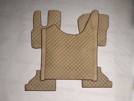 OP VOORRAAD &ndash; ACTIEPRIJS ✅ Set tunnelhoes met vloermatten (VASTE STOEL) geschikt voor DAF XG/XG+, zijkanten glad bruin L24, middenstuk doorgestikt lederlook vierkantjes bruin P24. Logo optioneel.