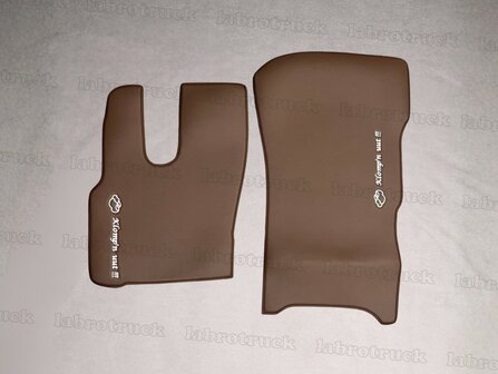SALE : Vloermatten geschikt voor DAF XD  glad lederlook Chocoladebruin L21 (klapstoel) met witte logo