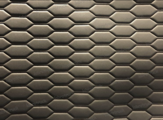 Dashboardtafel midden zwart met kleedje bovenste mat naar keuze geschikt voor  SCANIA G 2005 t/m 2016  ( gefreesd )