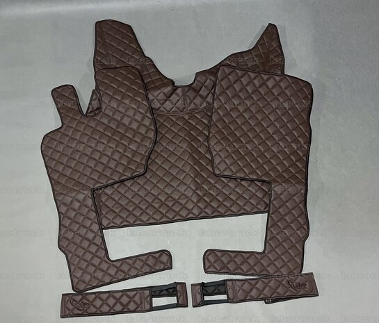 SALE: 5 delige set geschikt voor Volvo FH 5/4  automaat mokka kleur P 25 vierkantjes doorgestikt lederlook. Tunnelhoes (LOGO OPTIONEEL ) vloermatten set ,stoelframe covers met log