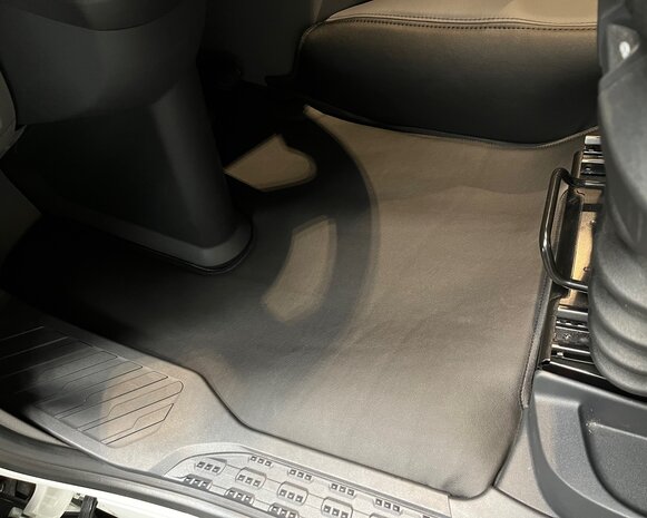 Op Maat Gemaakte Vloermatten Voor DAF XG (2022+) - Zwart Kunstleer Met Beige Stiksels