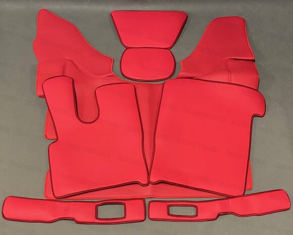 SALE! 7 delige set geschikt voor DAF XF EURO6 (2013 t/m 2017), tunnelhoes + vloermatten + onder de stoel covers + dashboard maatjes, glad rood L9