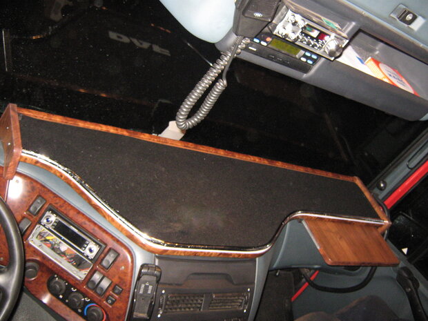 SALE !Dashboardtafel DAF 105 XF EURO 5  met SCHUIF PLANK  !! Chocoladebruin A 20 1 Lederlook met een zwarte tapijt. 