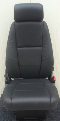 SALE: Stoelhoezen geschikt voor SCANIA MODEL 3 na 2013 passagiersstoel een KLAPSTOEL  - Zijkanten: oud antraciet L2, middenstuk: deens rood, stiksles: bordeauxrood, logo bordeauxrood/wit
