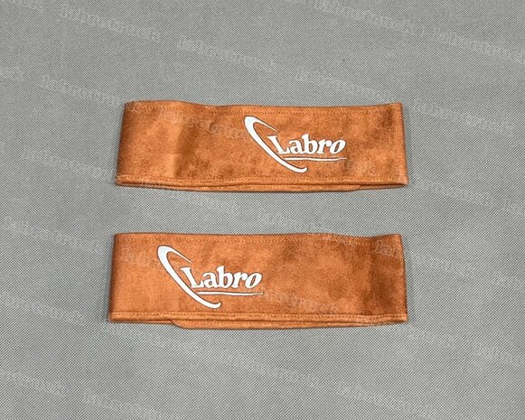 OP IS OP  Losse brede embrasses ALCANTARA STOF  voor zijgordijnen ( zonder franjes), kleur cognacbruin SP3  met zilvergrijze LABRO logo