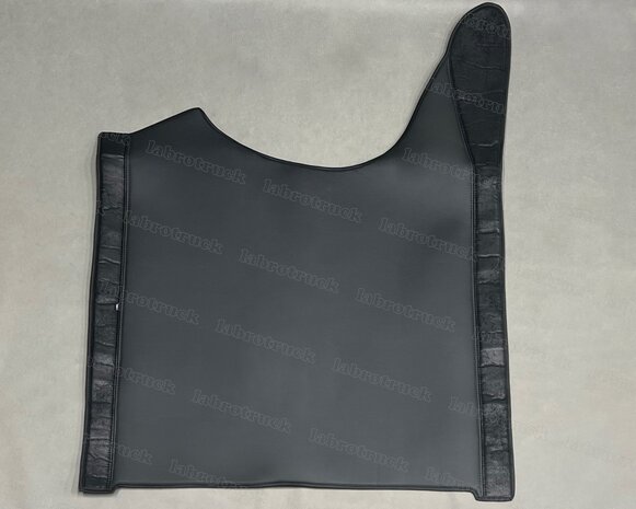 3 delige  tunnelhoes met vloermatten geschikt voor DAF XG/XG+, zijkantenPRIT zwart T1,middenstuk glad lederlook zwart L1. Vloermatten voor klapstoel!