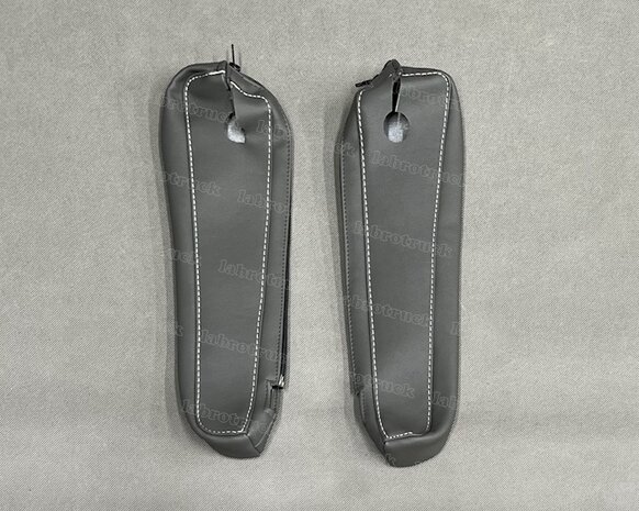 SALE! Losse armsteunhoezen  geschikt voor rubber armsteunen voor VOLVO FH5/AERO/FH 4 glad lederlook oud antraciet L27 met witte stiksels.