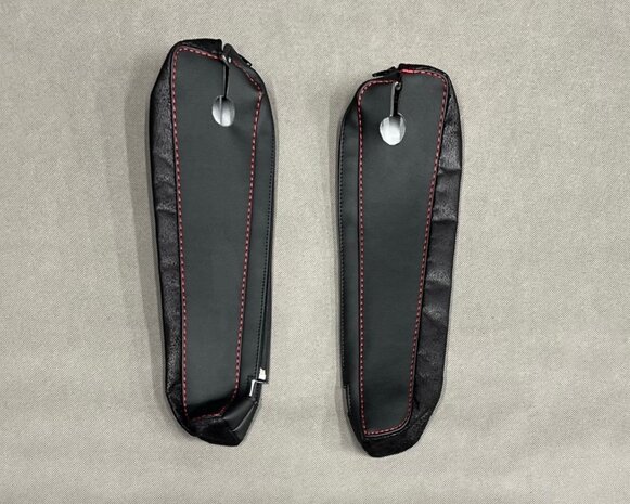 SALE! Losse armsteunhoezen  geschikt voor rubber armsteunen voor VOLVO FH5/AERO/FH 4 glad zwart lederlook L1  met zwarte prit T1 en rode stiksels.