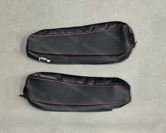 SALE! Losse armsteunhoezen  geschikt voor rubber armsteunen voor VOLVO FH5/AERO/FH 4 glad zwart lederlook L1  met zwarte prit T1 en rode stiksels.