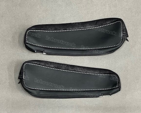 SALE! Losse armsteunhoezen  geschikt voor rubber armsteunen voor VOLVO FH5/AERO/FH 4 glad zwart lederlook L1  met zwarte prit T1 en zilvergrijze stiksels.