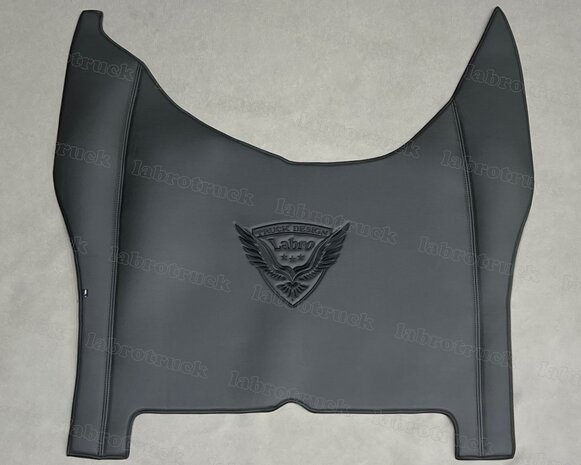 ACTIE PRIJS ! 4 delige set geschikt voor DAF XF NEW GEN. Tunnelhoes, vloermatten en stuurkolom volledig zwart L1, met zwarte Labro design logo, voor een KLAPSTOEL