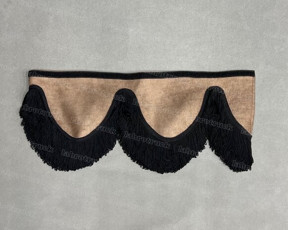 OP is OP Raamband /voorraamstrook TYPE 2. Kleur: oud chocoladebruin SP24 met dubbel zwarte franjes van 8 cm.