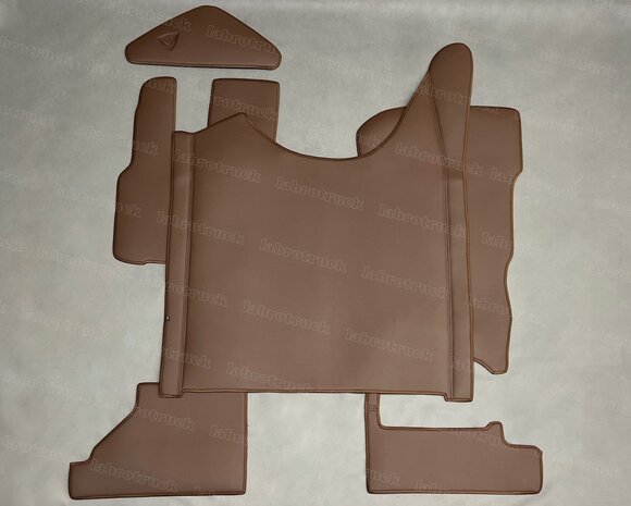 Actie ! 4 delig set tunnelhoes ,vloermatten set stuurkoloum met labro design in een kleur chocoladebruin L 21 glad lederlook  geschikt voor DAF XG/XG+, (let op! passagier is een klapstoel).