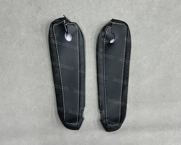 SALE! Losse armsteunhoezen  geschikt voor lederen armsteunen voor VOLVO FH5/AERO/FH 4 glad zwart lederlook L1  met zwarte prit T1 en zilvergrijze stiksels.