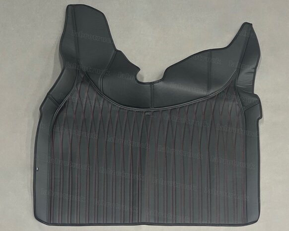 ACTIE! 6 delige set geschikt voor Volvo FH 5 / FH Aero / FH 4  Tunnelhoes  (patroon A, rood doorgestikt) + vloermatten + onder de stoel covers + stuurkolom, volledig zwart L1 met rode stiksels. LOGO OPTIONEEL