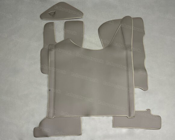 VOORRAAD VOORDEEL! 4 delig set tunnelhoes met vloermatten (KLAPSTOEL) met  stuurkolom geschikt voor DAF XG/XG+, volledig glad  dark paperdust L65, logo optioneel.