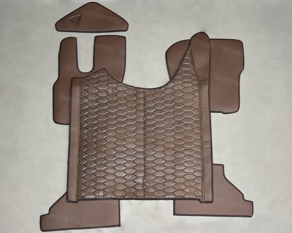 ACTIE! Set tunnelhoes, vloermatten (VASTE STOEL) en stuurkolom geschikt voor DAF XG/XG+, zijkanten lederlook limited edition mokka L28, middenstuk prit patroon horizontaal chocoladebruin TH21. Vloermatten lederlook chocoladebruin  L21,