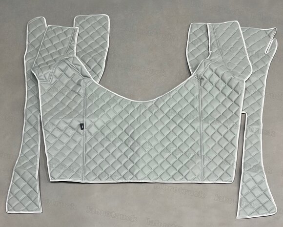 SALE ! Set tunnelhoes met vloermatten geschikt voor ACTROS MP4 autotransport CompactSpace-cabine  (met 320 mm hoge motortunnel) Labro Serie, volledig doorgestikt met vierkantjes in oud grijs P6. Logo optioneel.