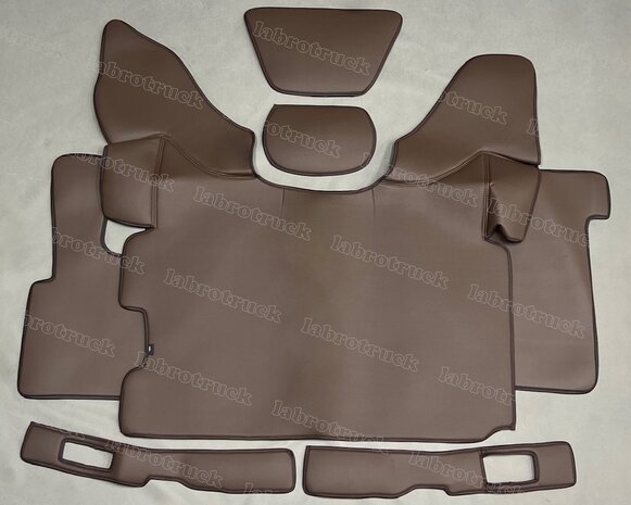 SALE! 7 delige set geschikt voor DAF XF EURO6 (2013 t/m 2017), tunnelhoes + vloermatten + onder de stoel covers + dashboard maatjes, glad mokka L25, logo optioneel.