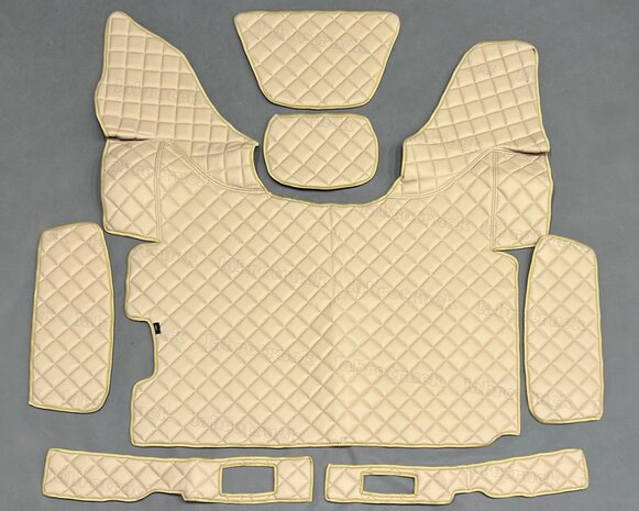 SALE! 7 delige set geschikt voor DAF XF euro 6 2013 t/m 2017, tunnelhoes + dashboard matjes + deurpanelen + onder de stoel covers volledig doorgestikt lederlook (vierkantjes) oud cappuccino P5, logo optioneel.