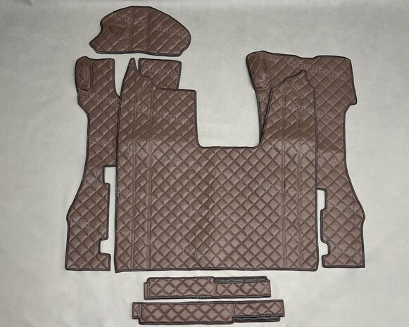 Actie!  6 delige set geschikt voor SCANIA R next generation. Tunnelhoes (logo optioneel) + Vloermatten (klapstoel) + onder de stoel covers + stuurkolom, doorgestikt mokka P28