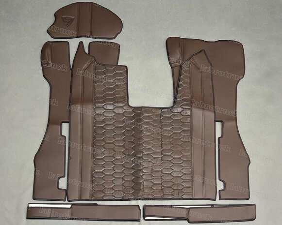 ACTIE! Set tunnelhoes, vloermatten (VASTE STOEL), stuurkolom en onder de stoel covers geschikt voor SCANIA R next generation. Zijkanten lederlook limited edition mokka L28, middenstuk prit patroon horizontaal chocoladebruin TH21. Vloermatten lederlook chocoladebruin  L21,