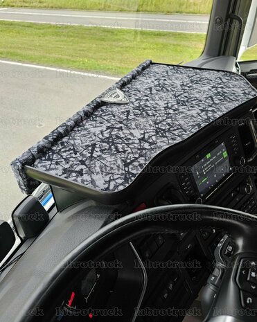 Deens pluche serie dashboardtafel  DEENSE PLUCH geschikt voor SCANIA NEXT GENERATION S en R serie vanaf 2017 midden ZWART / DEENS ( gefreesd / zwarte rant)