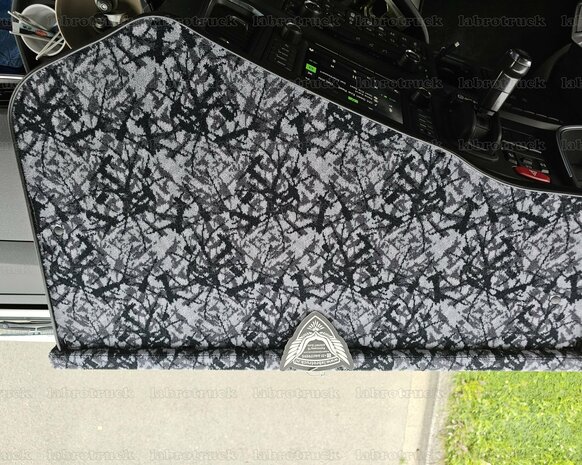 Deens pluche serie dashboardtafel  DEENSE PLUCH geschikt voor SCANIA NEXT GENERATION S en R serie vanaf 2017 midden ZWART / DEENS ( gefreesd / zwarte rant)