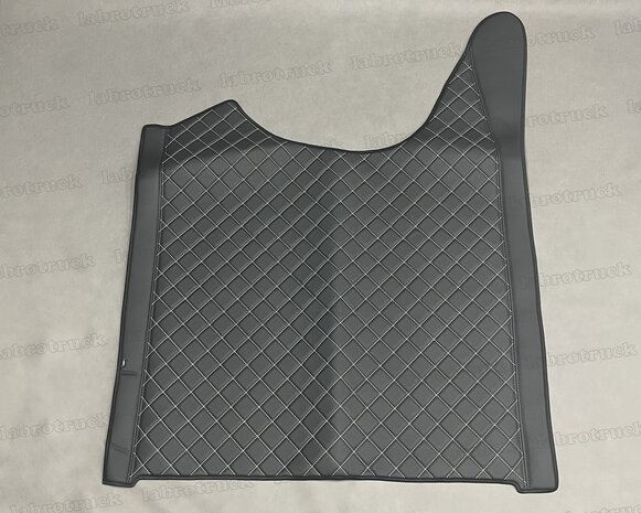 Actie! Tunnelhoes geschikt voor DAF XG/XG+, zijkanten glad lederlook zwart L1, middenstuk doorgestikte lederlook (vierkantjes) zwart L1 gestikt met witte stiksels, logo optioneel.