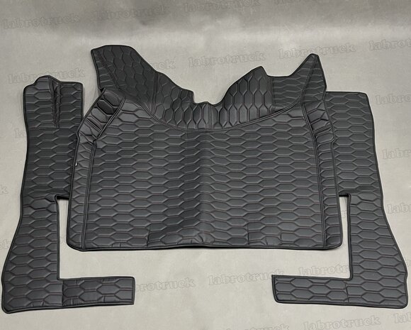 SALE! Set tunnelhoes en vloermatten (VASTE STOEL)  geschikt voor Volvo FH 5 / FH Aero / FH 4, volledig zwart patroon horizontaal nr.2 doorgestikt met rode stiksels. Logo optioneel.