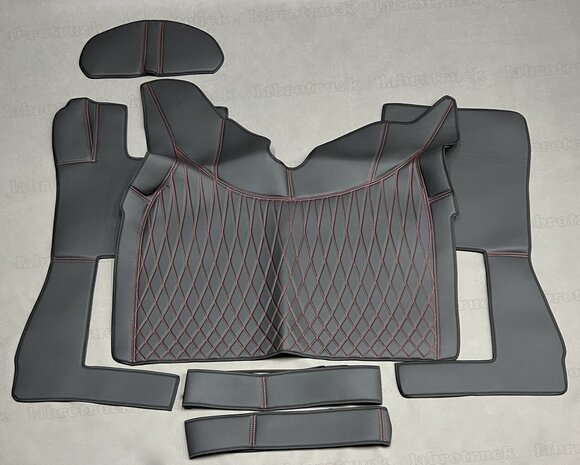 6-delige set (tunnelhoes + vloermatten + onder de stoel covers + stuurkolom) geschikt voor VOLVO FH5 / FH4, volledig lederlook zwart L1 met een nieuwe PATROON B8 in het midden (rode stiksels)