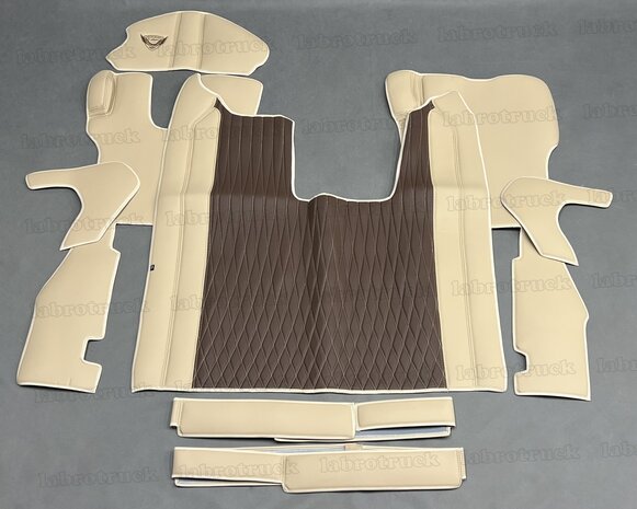 VOORRAAD VOORDEEL! Set tunnelhoes, vloermatten (LUXE STOEL), deurbekleding, stuurkolom en onder de stoelcovers geschikt voor SCANIA R NEXT GEN glad lederlook oud cappuccino L5 en patroon nr.B8 oud chocoladebruin L20. Logo optioneel.