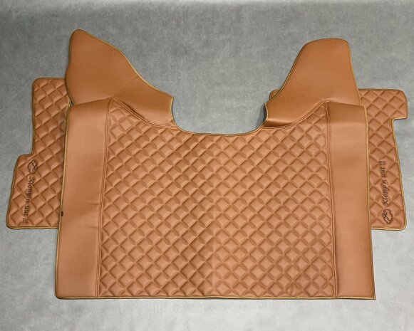VOORRAAD VOORDEEL! 3 delige set geschikt voor DAF XF 2018 t/m 2021 tunnelhoes met vloermatten. Tunnelhoes glad cognacbruin L3 / cognacbruin P3 (vierkantjes), zonder logo. Vloermatten met borduring.