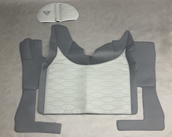 VOORRAAD VOORDEEL! Set tunnelhoes, vloermatten (VASTE STOEL), en stuurkolom geschikt voor Volvo FH 5 / FH Aero / FH 4, glad lederlook antraciet L17 en groot patroon horizontaal oud grijs LH6. Logo optioneel.