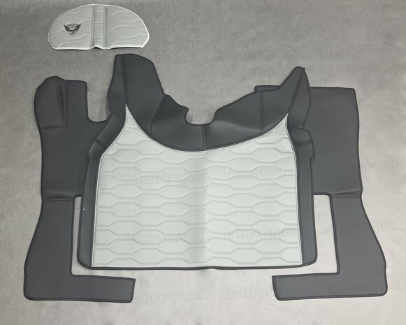 VOORRAAD VOORDEEL! Set tunnelhoes, vloermatten (VASTE STOEL), en stuurkolom geschikt voor Volvo FH 5 / FH Aero / FH 4, glad lederlook zwart L1 en groot patroon horizontaal oud grijs LH6. Logo optioneel.
