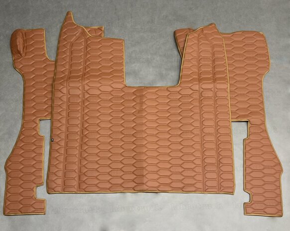 SALE! Set tunnelhoes en vloermatten (LUXE STOEL), geschikt voor SCANIA R NEXT GEN volledig lederlook patroon horizontaal in oud cognacbruin LH3. Logo optioneel.