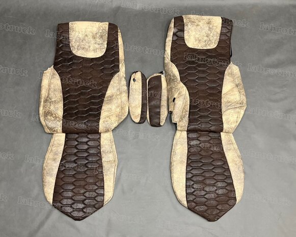 SALE! Set stoelhoezen met tunnelhoes en vloermatten geschikt  voor DAF XF EURO 6 (2018 t/m 2021)  oud beige T48 met patroon horizontaal gestikt prit stof in chocoladebruin T21 , met  borduring en chocoladebruin stiksels (let op BASIC, COMFORT stoelen). 