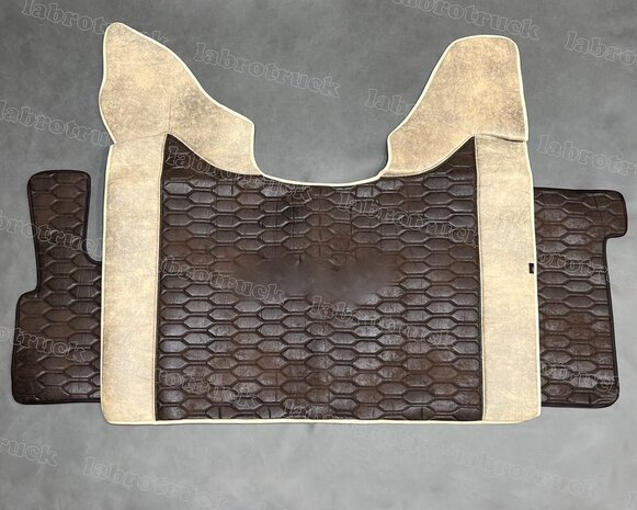 SALE! Set stoelhoezen met tunnelhoes en vloermatten geschikt  voor DAF XF EURO 6 (2018 t/m 2021)  oud beige T48 met patroon horizontaal gestikt prit stof in chocoladebruin T21 , met  borduring en chocoladebruin stiksels (let op BASIC, COMFORT stoelen). 