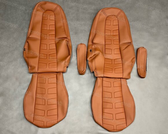 SALE! Set stoelhoezen geschikt voor VOLVO FH4/5, zijkanten glad lederlook cognacbruin L3, middenstuk patroon nr.7 cognacbruin L3 met zwarte stiksels.