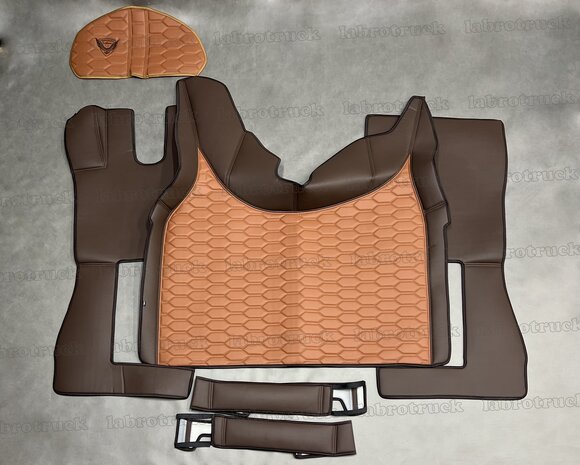 SALE!: Set tunnelhoes (LOGO OPTIONEEL), vloermatten, onder d e stoel covers en stuurkolom geschikt voor Volvo FH 5/FH AERO/FH 4 mokka L25 met oud cognacbruin patroon gestikt LH3  lederlook. 